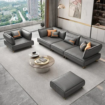 Itālijas luksusa minimālisma dīvāns ādas viesistaba nelielā dzīvoklī pirmajā stāvā pātagot trīs vai četri cilvēki, taisni uz leju, dīvāns